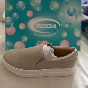 SODA Sneakers size 6